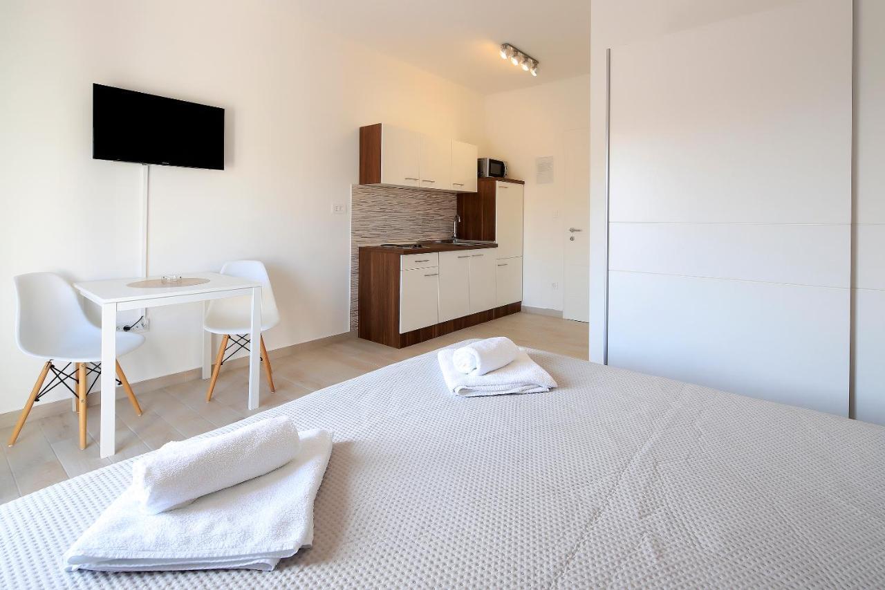 Apartments Lola Novalja Kültér fotó