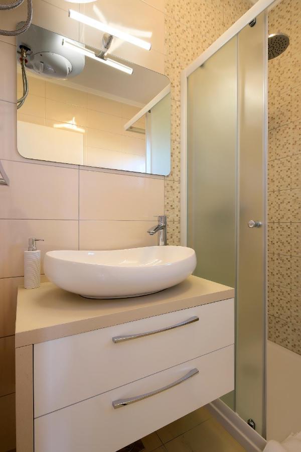 Apartments Lola Novalja Kültér fotó